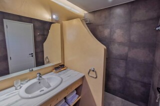 junior suite blue bay bathroom